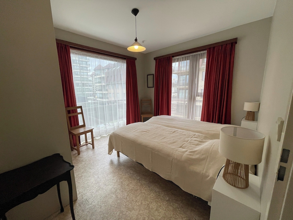 Seaside Apartment by the Zeedijk Promenade