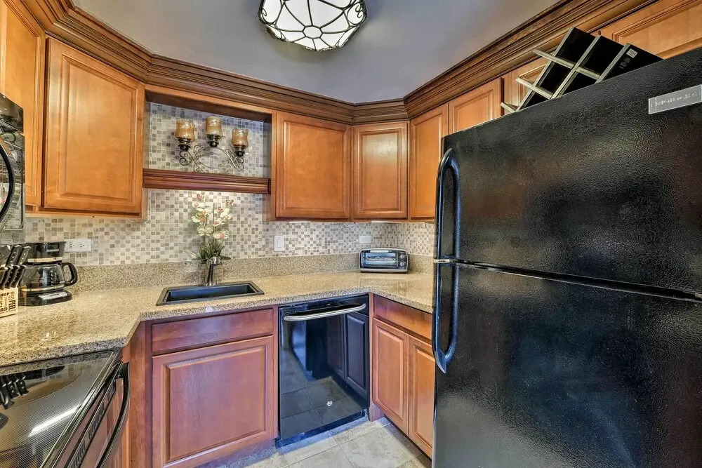 Downtown Air Conditioned Condo: Walk to Beaches
