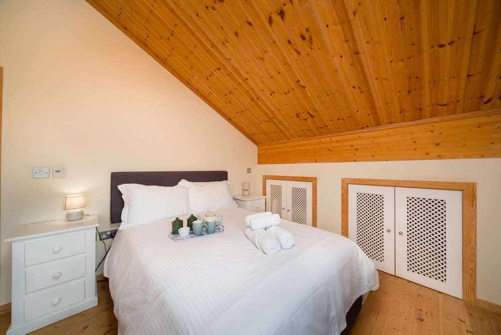 Lodge in Caldecott Hall With Private Hot Tub
