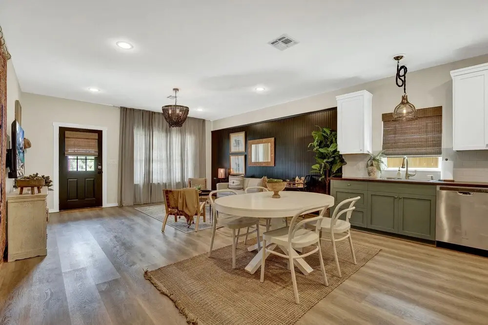 The Das Apfelhaus! A Luxurious and Eclectic Escape Near Main!