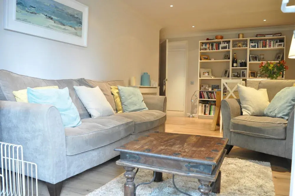 Bright 2 Bedroom Apartment With Balcony
