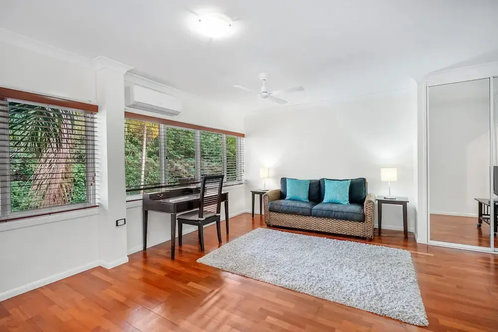 Poolside Apt in Alamanda Beachfront 77