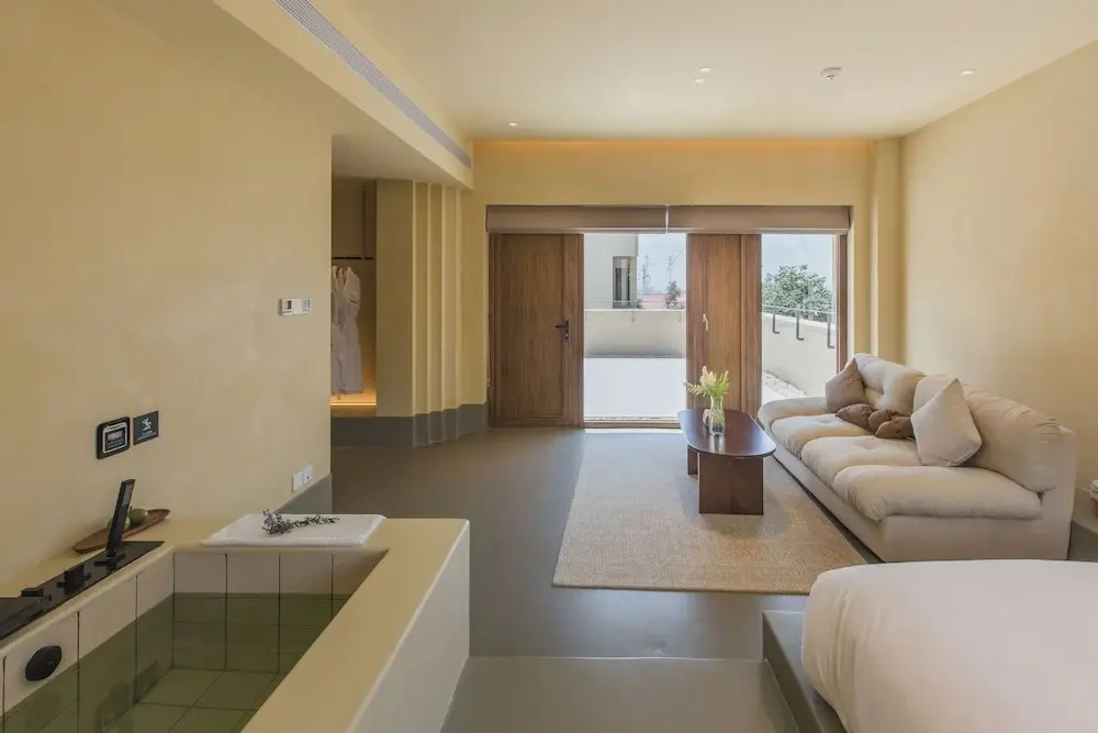 The Long Circle House