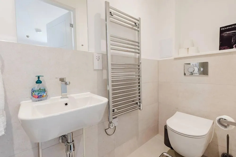 Watford - House - Sleeps 6 - Parking - Garden