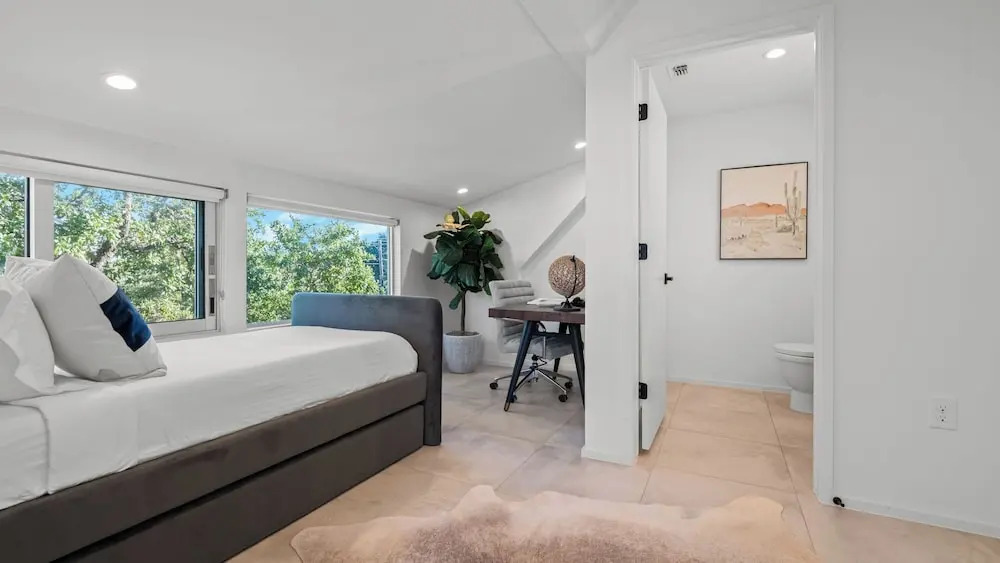 Sleeps 32, Private Compound w/ Putting Green Bouldin Collective by Avantstay