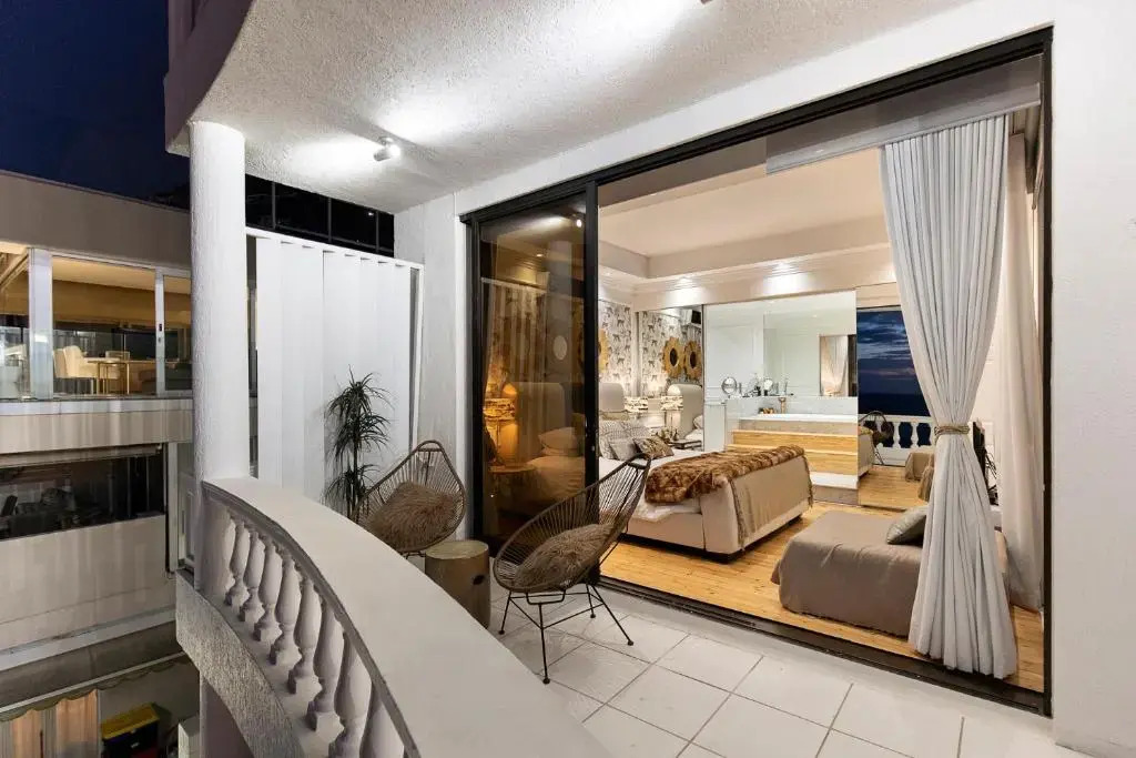Clifton YOLO Spaces - Clifton Beachfront Apartments