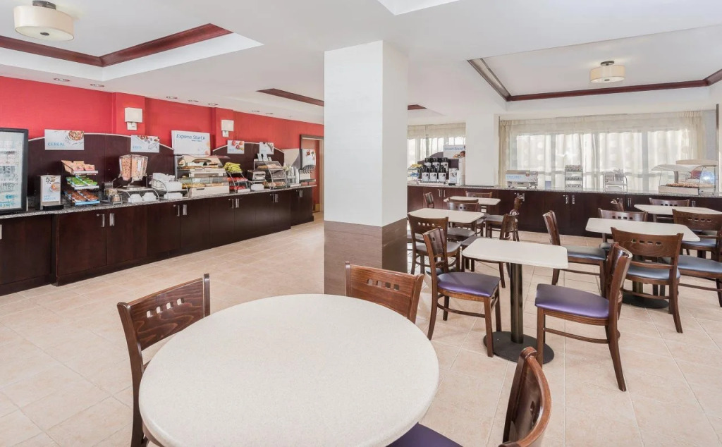 Holiday Inn Express & Suites Philadelphia - Mt Laurel by IHG