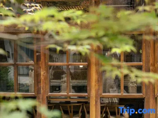 LiJiang Ancient Town DaMei Huasu · JuShe | SenYe Glowscape Designer Homestay (Dashuiche Branch)