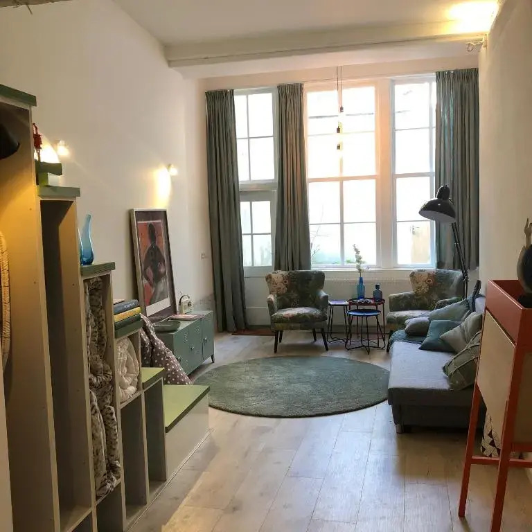 LUXE TOPLOCATIE! Monument hartje centrum Dordrecht, 2 badkamers, 2 keukens, tuintje (10 personen)