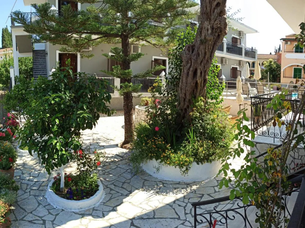Dionisos Apartments