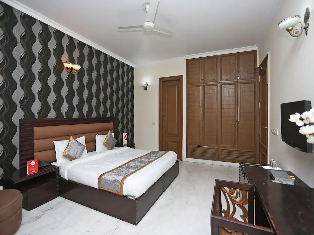 The Red Orchid By OYO Rooms