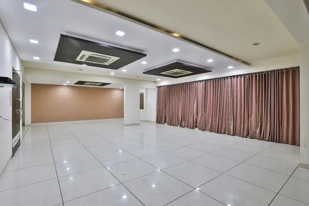 Oyo 27662 Varma Palace