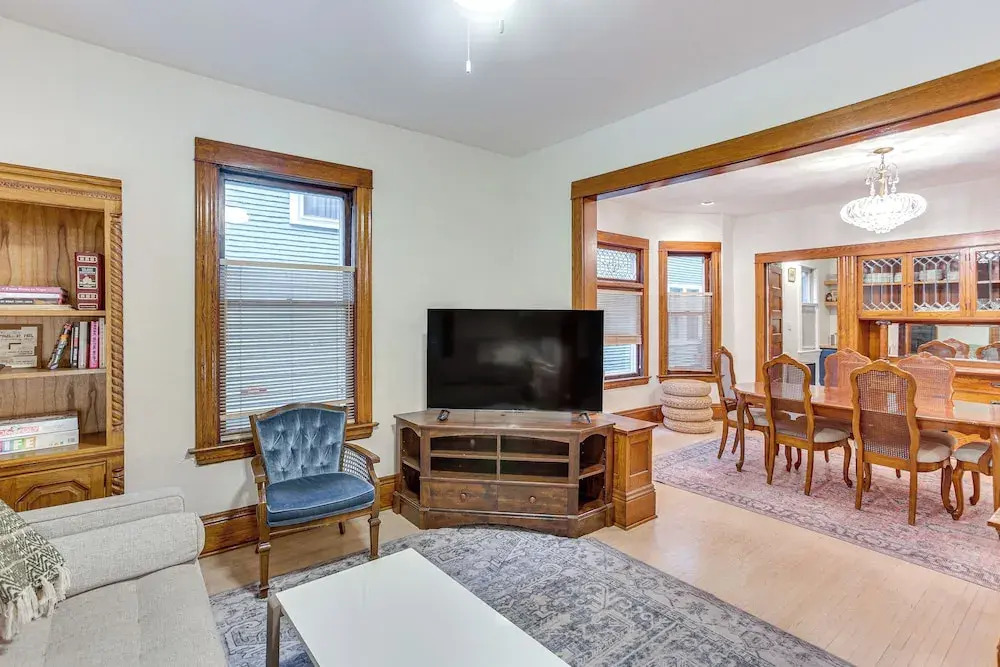 Uptown Minneapolis Home: Walk To Lakes!
