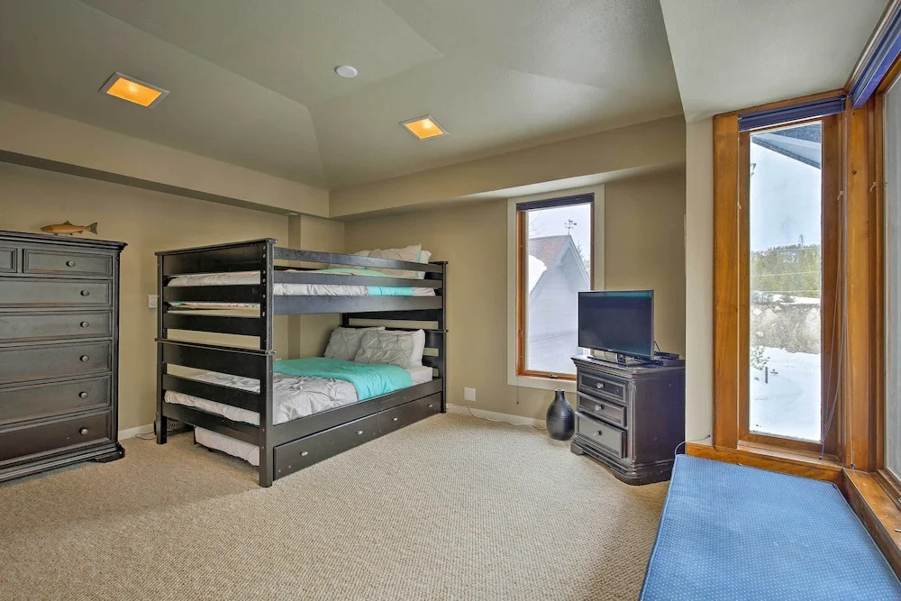 Luxurious Grand Lake Vacation Rental w/ Hot Tub!