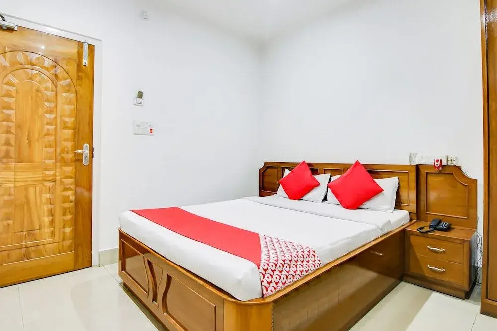 OYO 49035 Hotel Royel Park