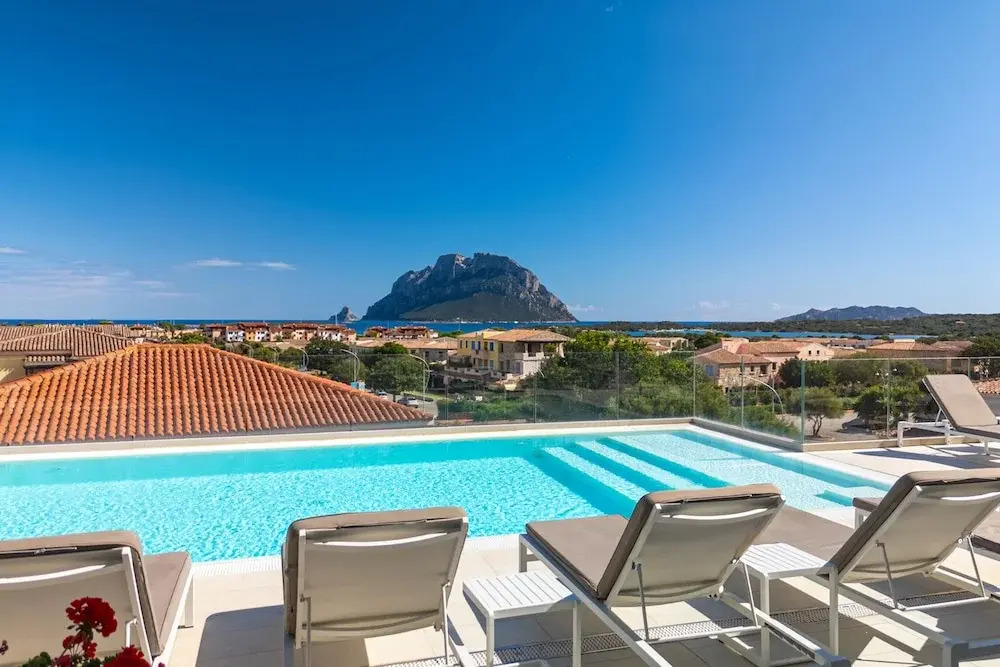 ISA - Hotel with panoramic swimming pool in Porto San Paolo just 850 mt from the sea