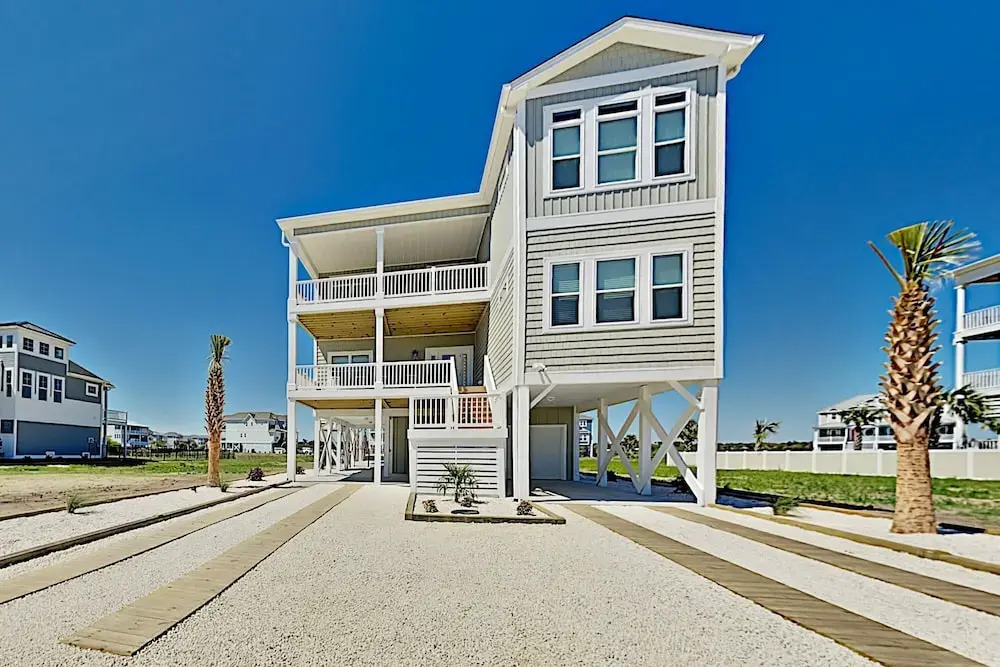 New Oceanside W/ Private Pool & Elevator 7 Bedroom Home