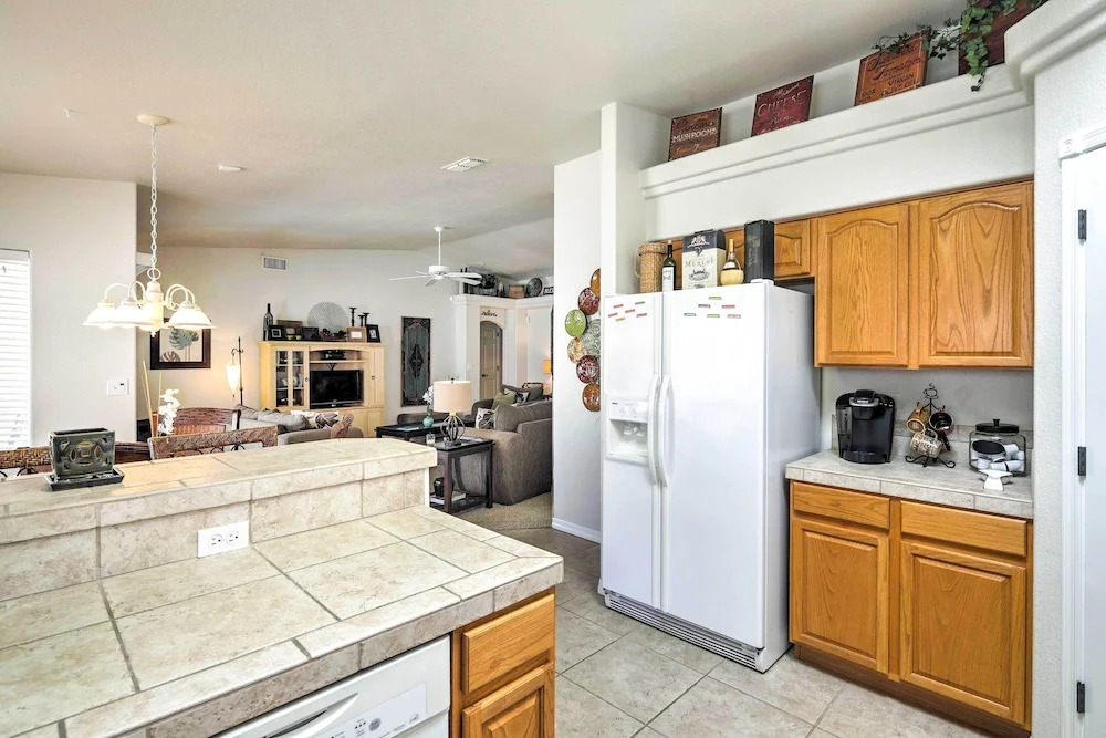 Cozy Lake Havasu City Retreat w/ Deck & Pool Table