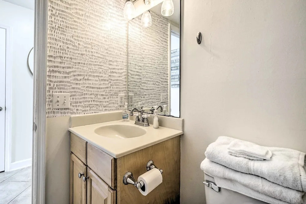 Coastal Condo w/ Pool Access - Steps to Beach