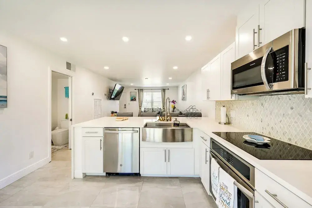 Marco Island Townhome: 2 Mi to Beaches!