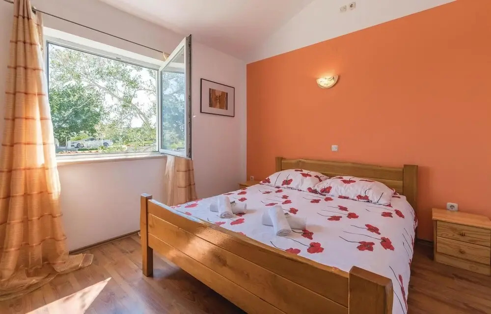 Amazing Home in Peruski With Wifi and 5 Bedrooms