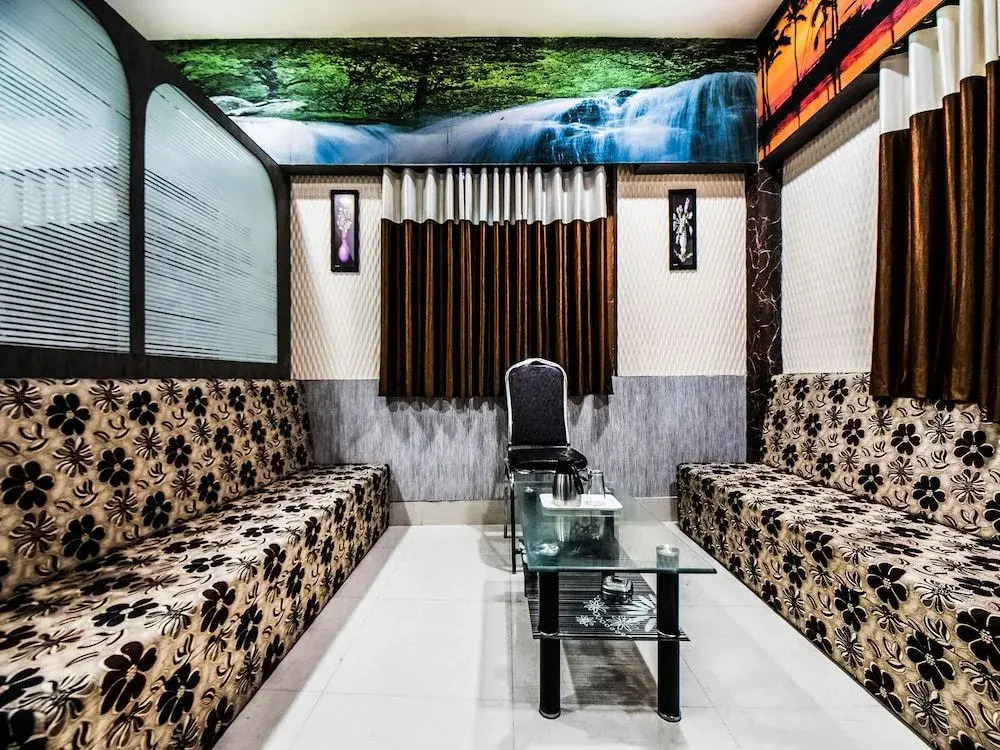 Oyo 28557 Hotel M V International