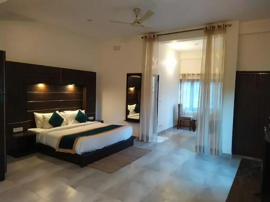 Hotel Holiday Highlights by Howard