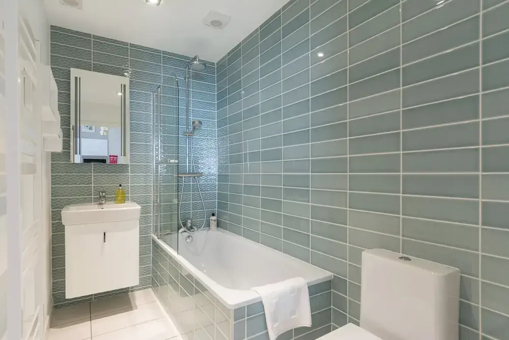 402 Dean Park Mews Apartment