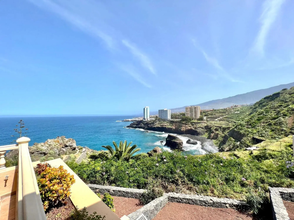 Stunning views beside the beach, apt. with pool