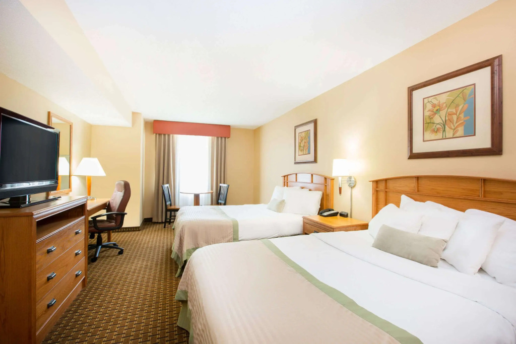 Ramada Tropics Resort & Conf Center by Wyndham Des Moines