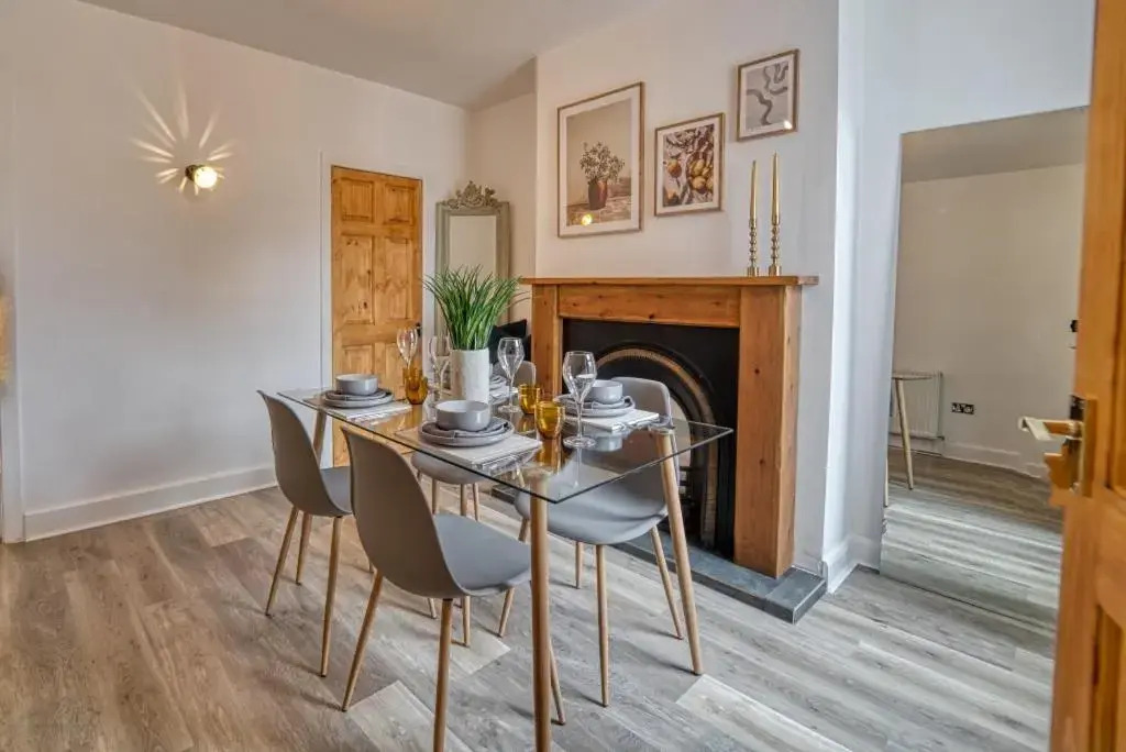 Stylish 2 Bedroom House with Patio