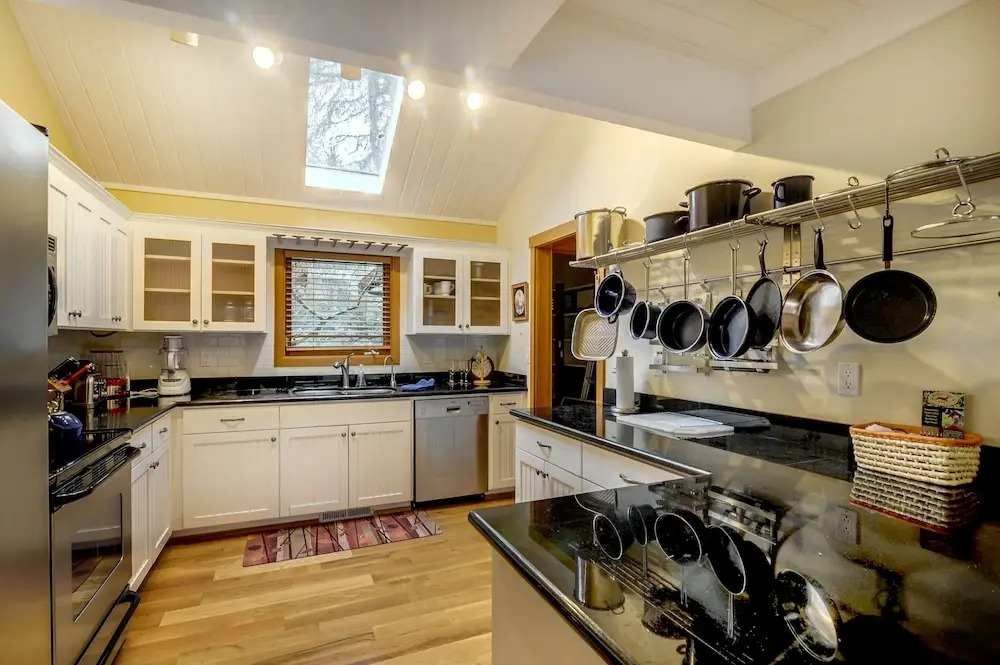 5166 Bayview Rd Home - 4 Br home by RedAwning