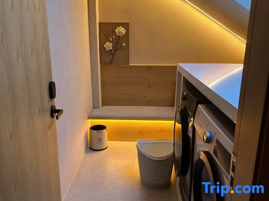 Loushi‑Youming Homestay (Wuyi Square IFS International Finance Centre Branch)