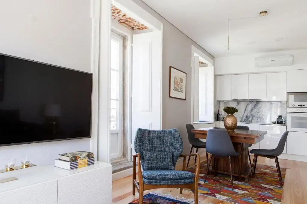 Alfama Sophisticate Flat With Balconies 2Bedrs 2Baths & AC in 19th Century Building Historic Center