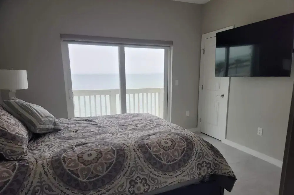 New Waterfront Bungalow Fishermans Paradise 2 Bedroom Home by RedAwning
