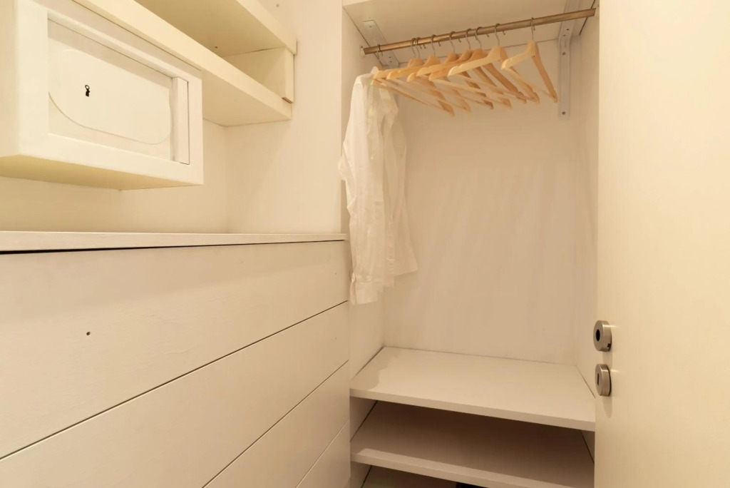 Swimming pool apartment with private parking