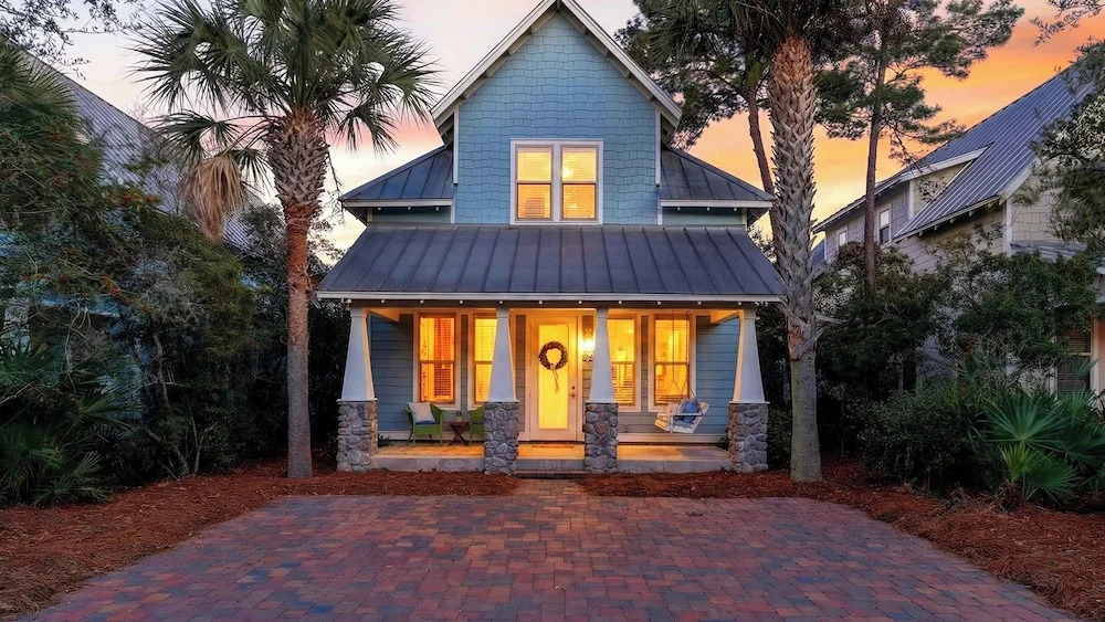 ? Private Backyard Minutes to 30A + Beaches Golf Cart + Bikes The Little Blue Beach House by Avantstay