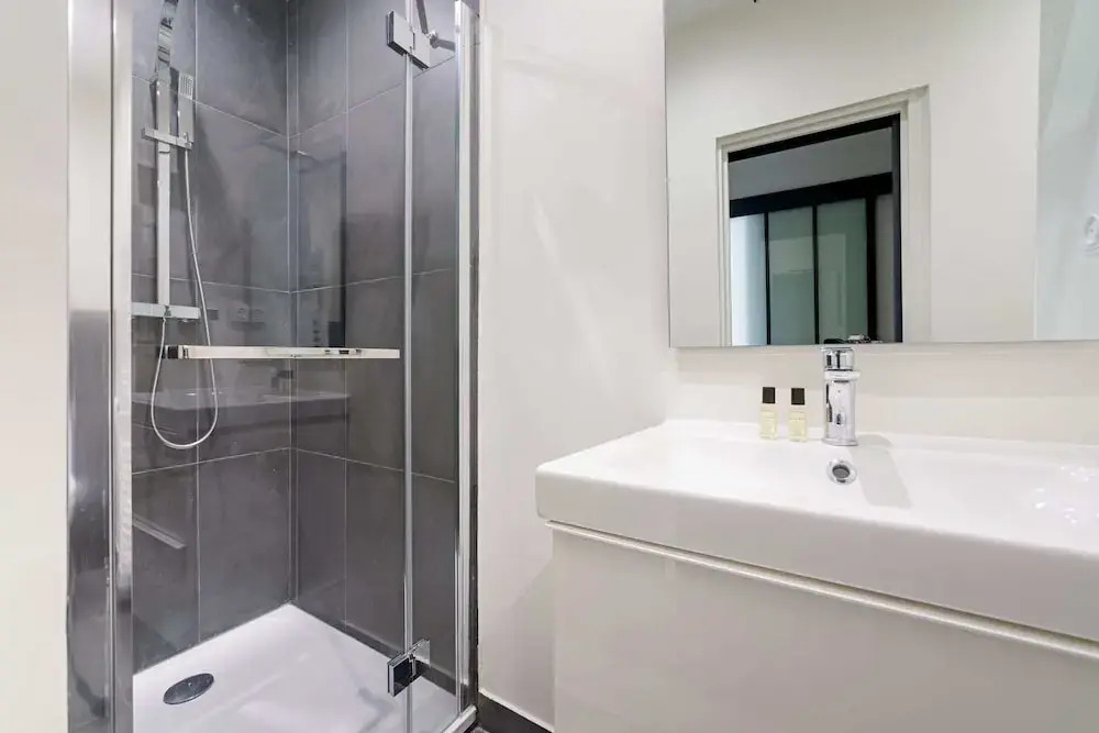 Bright and Modern Apt - 7 Mins to Notre Dame