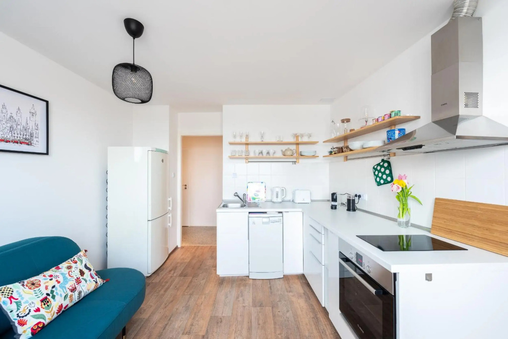 BRIGHT CHARMING Apt with TERRACE, PARKING & AirCo.