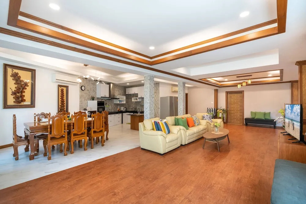 Bright Luxury Villa W Garden Pool & Sauna