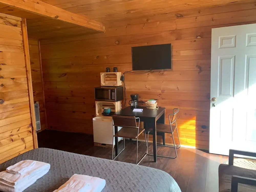 Pine Crest Motel & Cabins