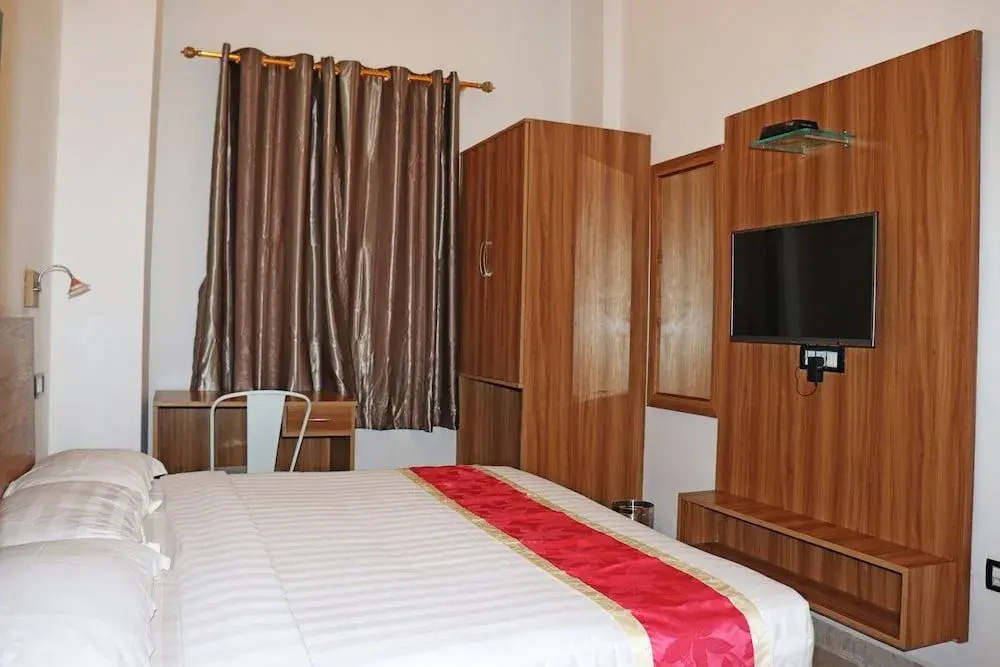 Gulnaar Inn Near US Counsulate Sankar nethralaya Apollo Hospital