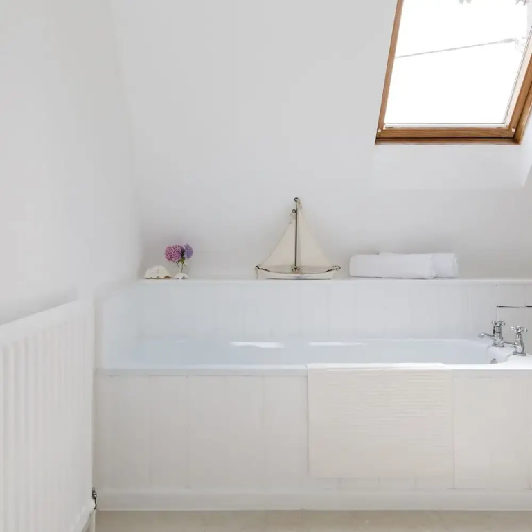 Secluded rural retreat close to beach - sleeps 12
