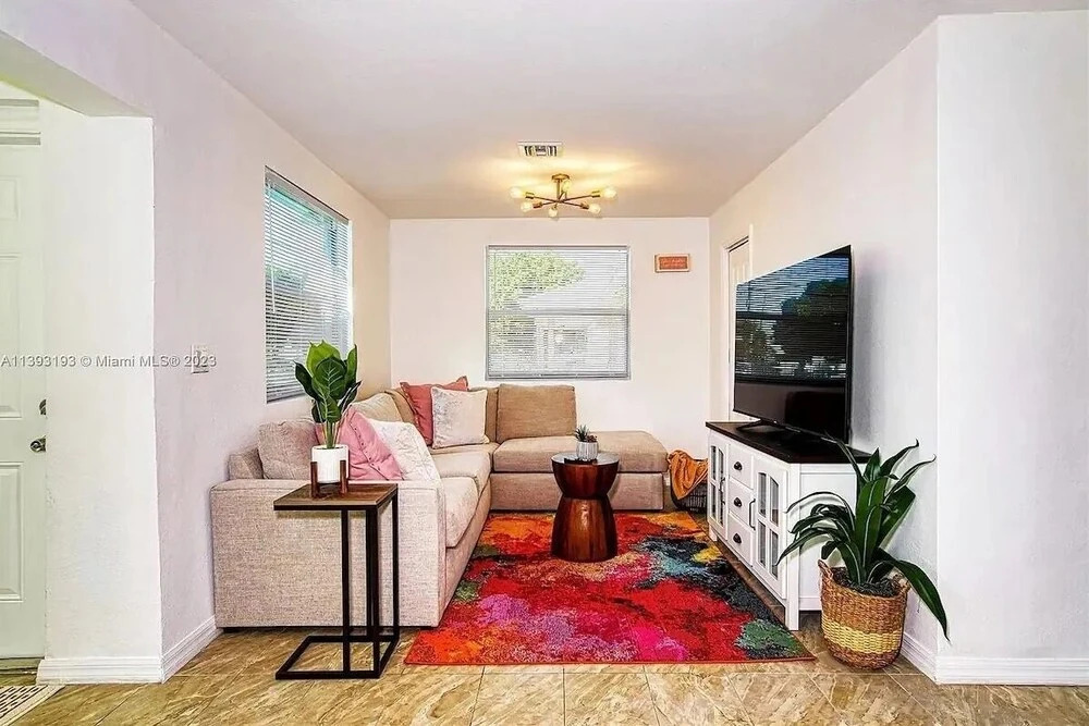Sun-kissed Retreat: Poolside And Beach Nearby! 4 Bedroom Home by RedAwning