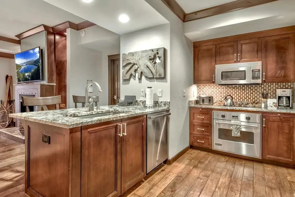2 Bedoom  With Amazing Balcony Views 2 Bedroom Condo by RedAwning
