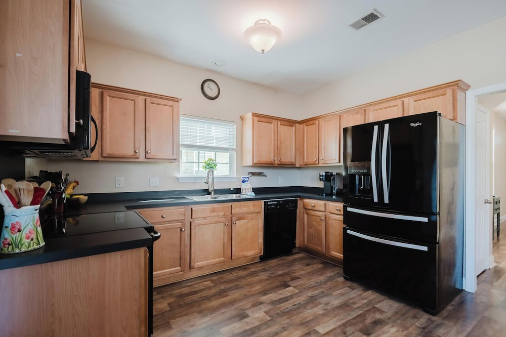 Dogs Welcome! Adorable 3-bedroom Coastal Home in Historic Old Town Bluffton