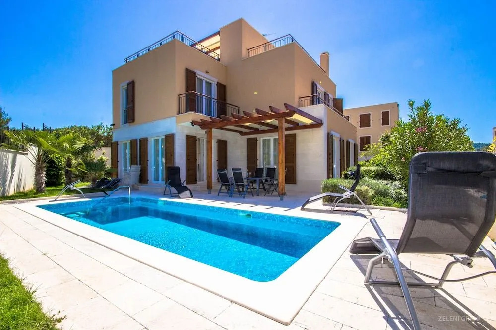 Villa Oleander by Domus Mirus - Rooftop Cinema & Pool & 6min Walk to Beach