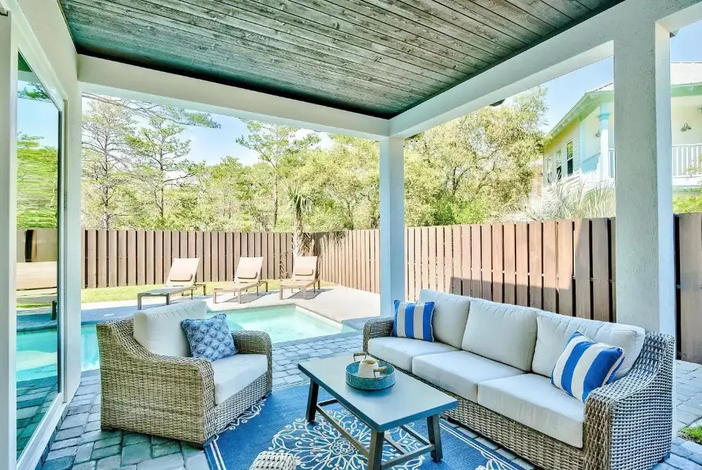 Private Pool-Grill! Walk to Beach-Restaurants - 2 Master Bedrooms!