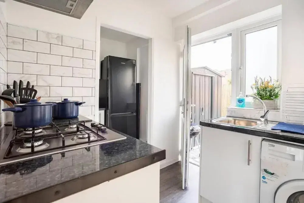 1 Bed-sleeps 4-free Parking-30 Min to Central Ldn