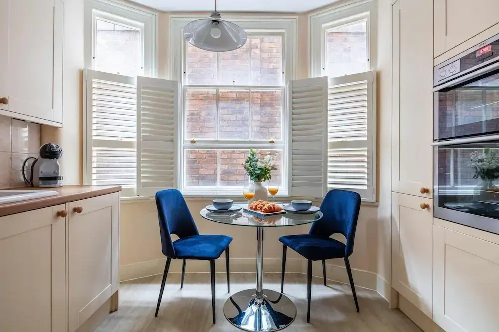 Stylish 3BR 2BA in Mayfair by Hyde Park